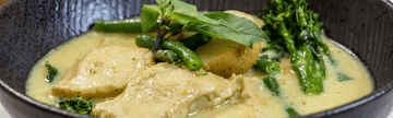 Chicken Thai Green Curry with New Potatoes - Mae Jum Store (UK)