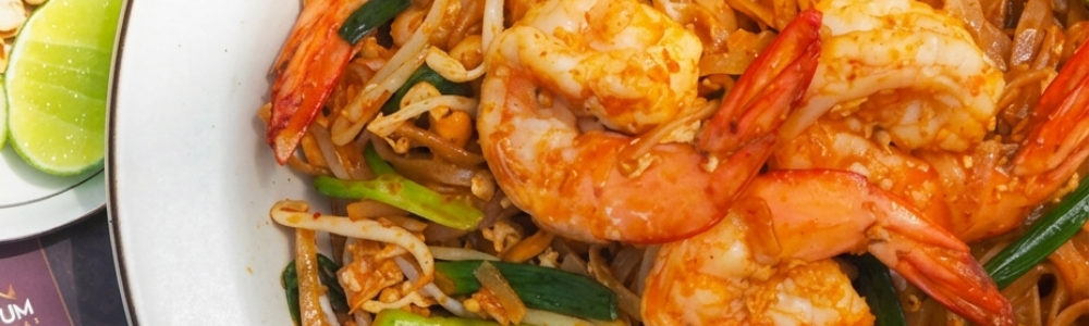 Prawn Pad Thai Noodles - Mae Jum Store (UK)